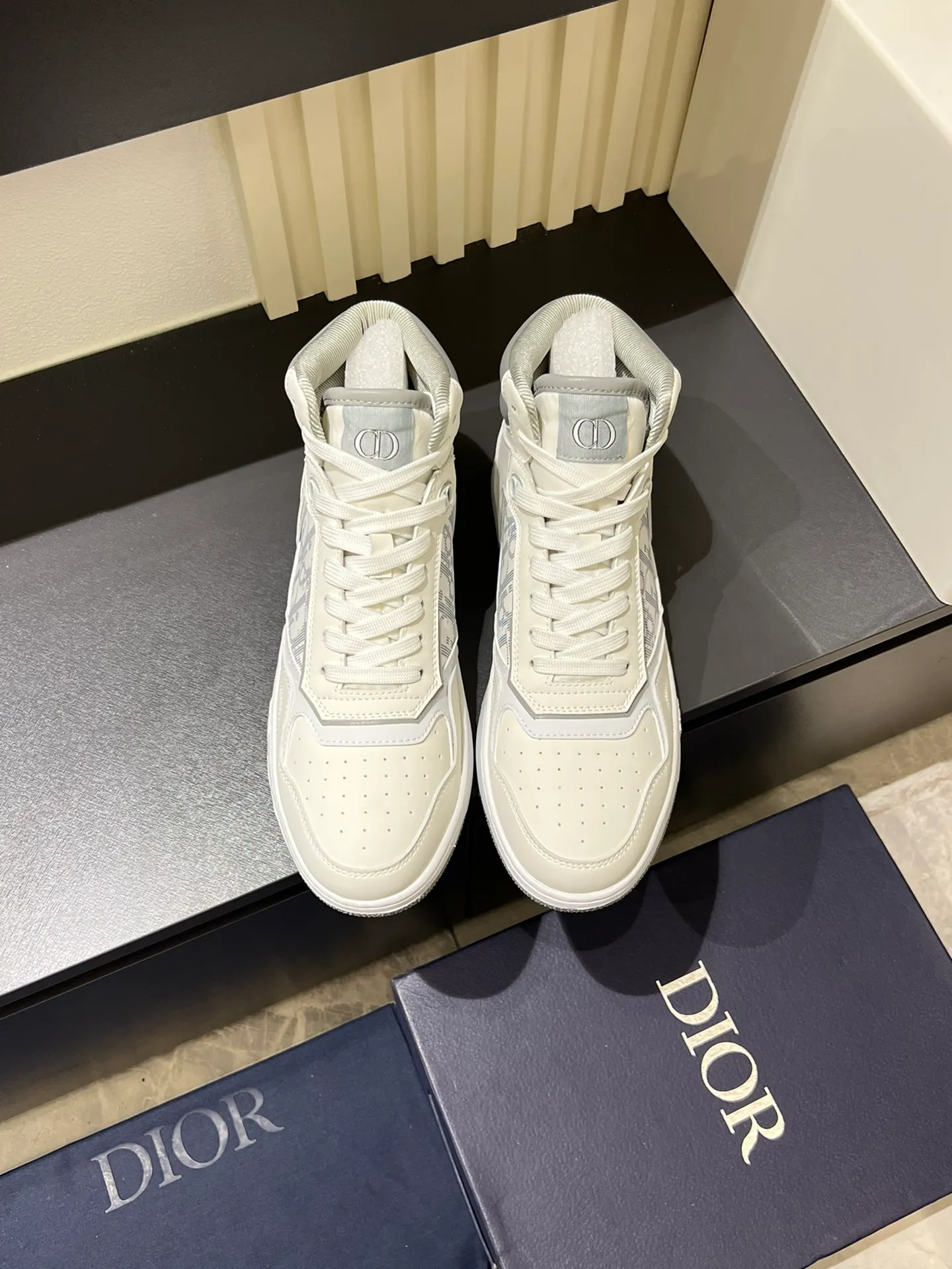Men's shoes 💰p460 "Dio*" mid-top B27 casual sneakers. This B27 high-top sneaker is a new product in the series and continues Di*r's classic style. Crafted from gray and white smooth calf leather with beige and black Oblique print panels on the sides. The "CD Icon" shaped shoelace eyelets are clever and delicate, and the two-color rubber sole, rear collar and heel are all equipped with the brand's iconic details to enhance the style. Oblique printed straps at the ankle allow for an adjustable fit to complement the overall design. Fashionable and versatile, it can complement any look. Create an exquisite design with unique dynamic vitality and modern atmosphere, presented in low-top and high-top styles. This new must-have shoe adds a new dimension to Dior's archive heritage, embodying modern elegance. Purchase the original version and make it 1:1. If you need top quality, please come to me! Male 38-44!